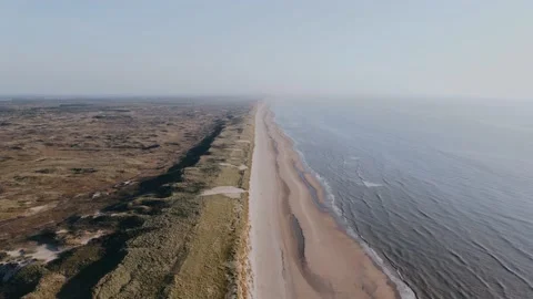 Drone flies over long ocean shore in the wilderness on a summer day Vídeo Stock 196837856