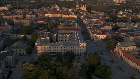 The drone flies over the Lublin old town. 動画素材 106948576