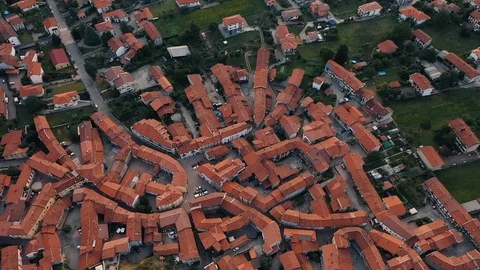 Drone flies over medieval town in Italy Vídeos de archivo 121479849