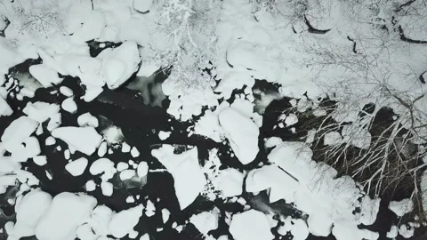 Drone flies over a mountain river in winter. Video stock 147627092