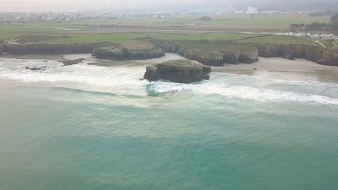 Drone flies over the ocean and rocks Vídeo Stock 81551096
