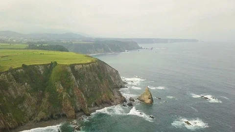 Drone flies over the ocean and rocks Vídeo Stock 81551906