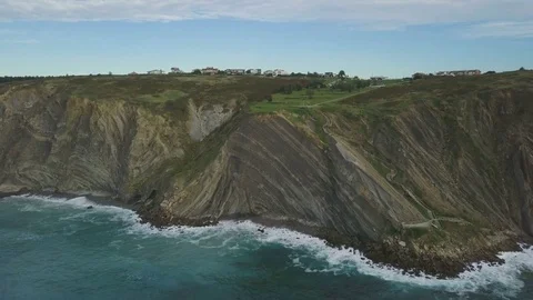 Drone flies over the ocean and the city Vidéo 81703230