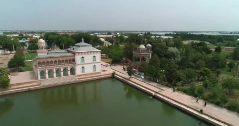 Drone flies over the pool of Sitorai Mohi-Hosa Palace Video stock 310482387