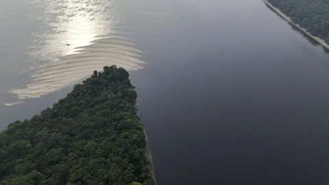 Drone flies over Praia do Meio beach next to Parque Anavilhanas 库存影片 285809541