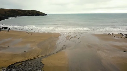 The drone flies over the sandy beach. 動画素材 114585649