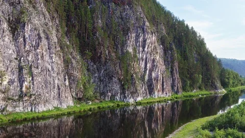 A drone flies over the trees overlooking the cliffs. 스톡 동영상 116605897