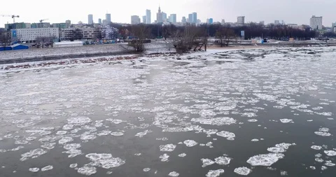 The drone flies over the Vistula from right to left. Stock-Footage 107616795