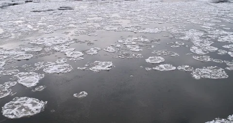 The drone flies over the Vistula on which the ice floes float. Stock-Footage 107621238