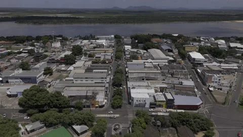 Drone flies from Praça do Centro Civico out over Rio Branco River Vidéo 286885561