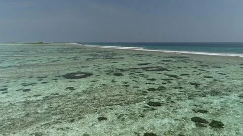 Drone flies quickly over the ocean surface Video stock 148472414