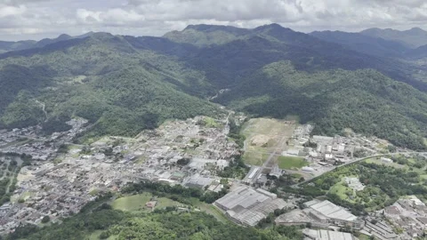 Drone flies to the right high over Parque Malwee overlooking a neighborhood 库存影片 298108680