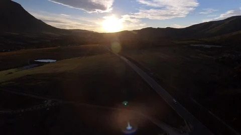Drone flies through Hemel &amp; Aarde valley near Cape Town at sunrise over cars 스톡 동영상 93868033