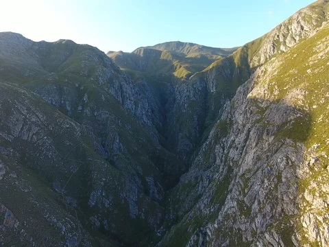 Drone flies up through massive ravine at sunset in Hermanus Video stock 79708553