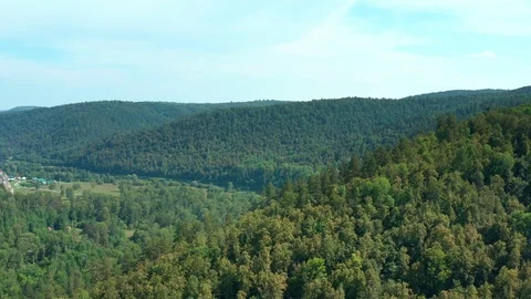 The drone flies through the mountain towards the river valley. 스톡 동영상 116601931