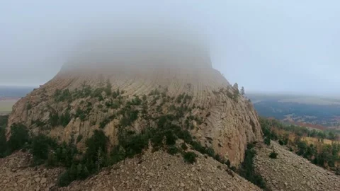 Drone flies up to the top of Devil's Tower rock in Wyoming, USA Video stock 138114890