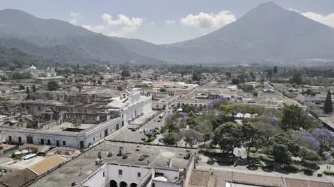 Drone flies toward Parque Central de Antigua Guatemala with Agua Volcano 스톡 동영상 305089930