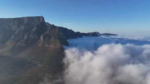 Drone flies towards Table Mountain with thick blanket of cloud at sunrise Vídeo Stock 263808278