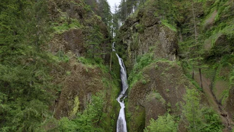 Drone Flies Up Waterfall on Hamilton Trailhead in Pacific North West 库存影片 242819008