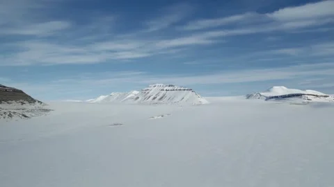 Drone flight above snow covered wilderness in Svalbard, Arctic Norway 库存影片 336558404