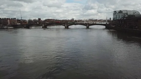 Drone flight (aerial) over the River Thames, central London. Vidéo 87850199