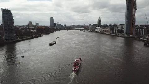 Drone flight (aerial) over the River Thames, central London. Vidéo 87850529