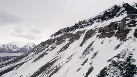 Drone Flight Along an Arctic Mountain Ridge in Svalbard 스톡 동영상 339277283