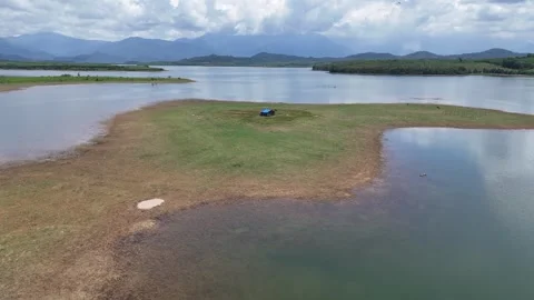 Drone flight along exposed island at Song Hinh Lake, Dak Lak (Phu Yen), Vietnam 库存影片 339174226