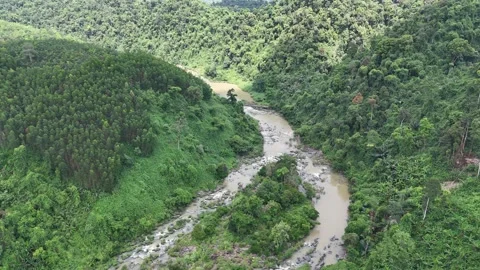 Drone flight along mountain river at Khanh Le Pass, Lam Dong (Khanh Hoa) Vidéo 339174217
