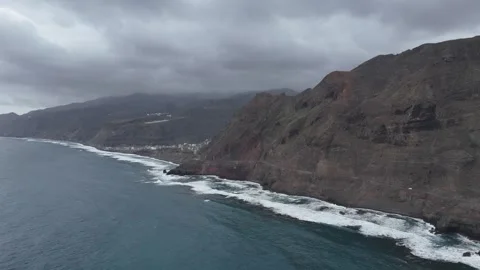 Drone flight along the precipitous volcanic cliffs of Santo Antao, Cabo Verde Vidéo 334637227