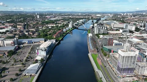 Drone flight along River Clyde Glasgow towards Squinty Bridge and SEC Vidéo 205526838