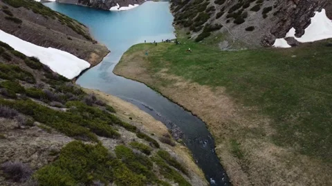 Drone Flight To Alpine Lake And Hikers. Kazakhstan, Sayram-Ugam Park Vidéo 332943784