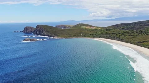 Drone flight around Cape Bruny Lighthouse on Bruny Island, Tasmania, Australia. 库存影片 149164055