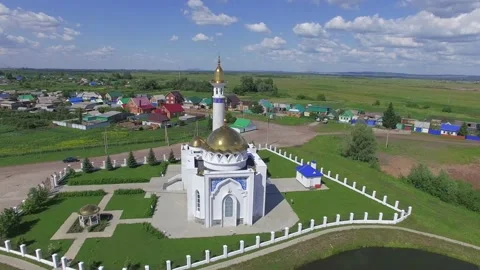 Drone flight around the mosque. Beautiful plan from above. Stock Footage 139711031