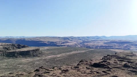 Drone Flight Backward Over Rocky Cliffs – Eastern Washington Canyon 库存影片 315254017