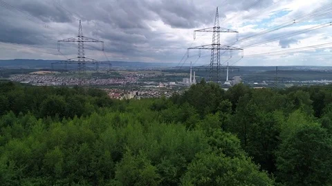 Drone flight between two high-voltage power lines Vídeo Stock 78287063