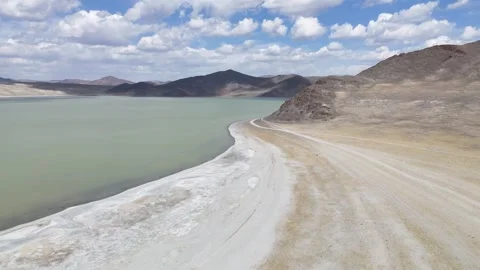 Drone flight capturing the expansive dry banks and shallow fading waters of 스톡 동영상 348401301
