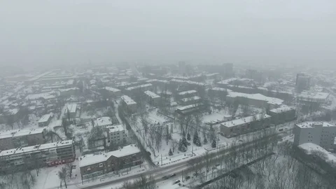 Drone flight of the city where it snows. 库存影片 72535538