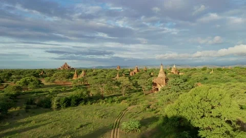 Drone Flight, Dolly In Over Field of Temples in Bagan, Myanmar Vídeo Stock 134582295