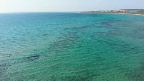 Drone flight in the green sea Vídeos de archivo 196983407