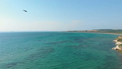 Drone flight in the green sea Vídeos de archivo 196984004