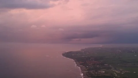 Drone flight high above the ocean of lightning on the horizon in the area of 库存影片 129513790