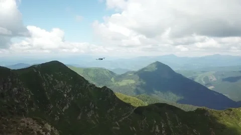 Drone flight in the mountains 4k Stockbeeldmateriaal 137921691
