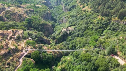 Drone Flight Over Bridge Across Canyon in Khndzoresk, Armenia Vidéo 344470679