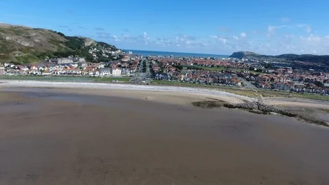 Drone flight over British beach and seaside town Llandudno Video stock 126981084