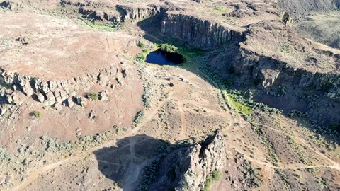 Drone Flight Over Campground Trail and Rocky Cliffs – Eastern Washington 库存影片 315253978