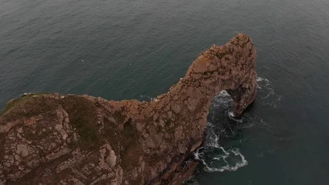 Drone Flight Over Durdle Door, Dorset Waves Crashing Against Rocks 스톡 동영상 106539379