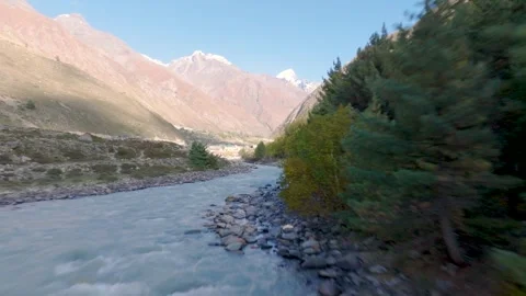 Drone Flight Over Fast-Flowing Baspa River Glacial Waters, India 動画素材 333059482