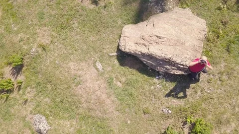 Drone flight over a forest in a hilly area Vidéo 97117975