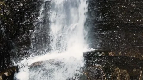 Drone flight over the Guk waterfall Vídeos de archivo 171186871
